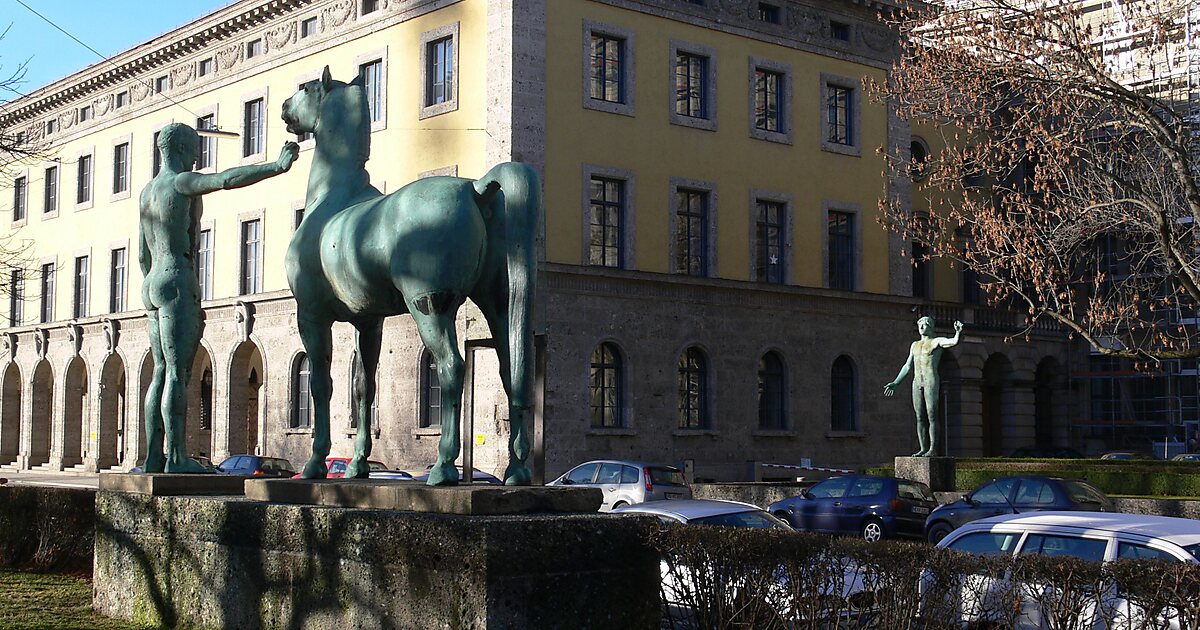 Skulptur "Der Junge mit der Taube"
