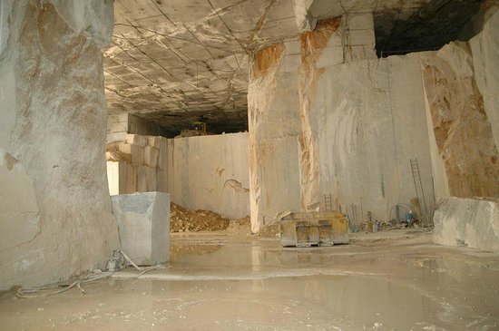 Cava di Marmo al Coperto di Fantiscritti Carrara