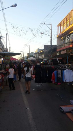 San kamphang Saturday walking street market