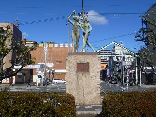 Wa to Hagemi Statues of Women