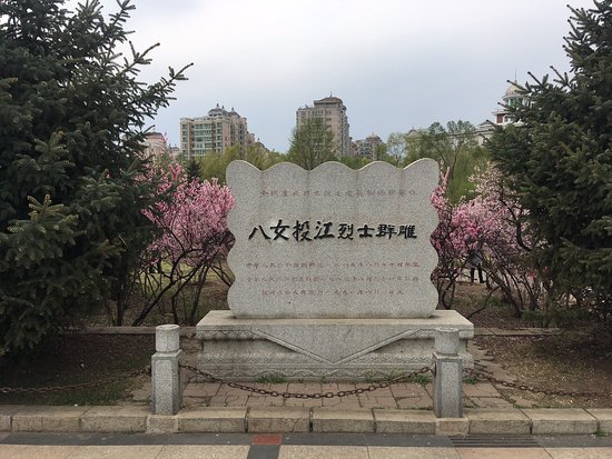Eight-Heroine Statues