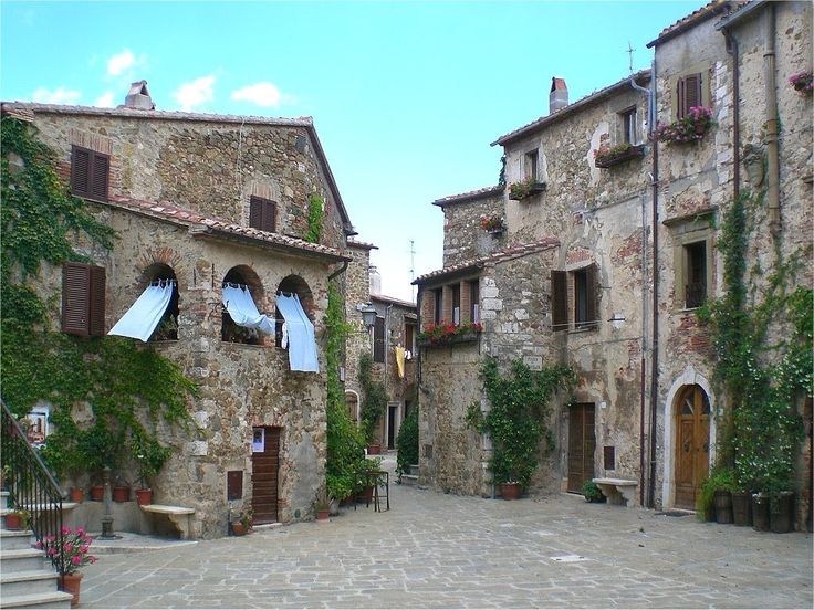 Piazza del Castello di Montemerano