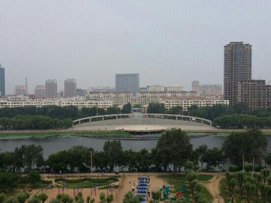 YueLiang GuangChang BuXingJie