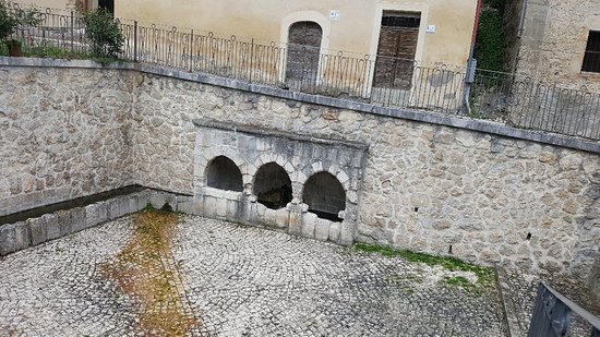 Fontana duecentesca - abbeveratoio e lavatoio medievale