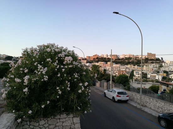 Passeggiata Intorno Alle Mura Messapiche