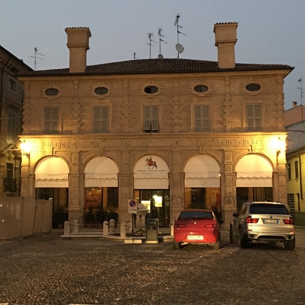 Piazza Matilde di Canossa