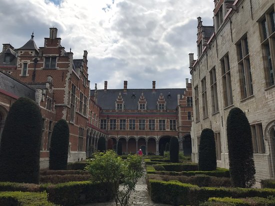 Paleis van Margareta van Oostenrijk (Palace of Margaret of Austria)