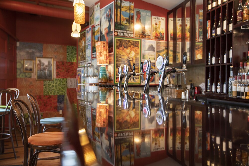 Mo's Bar
