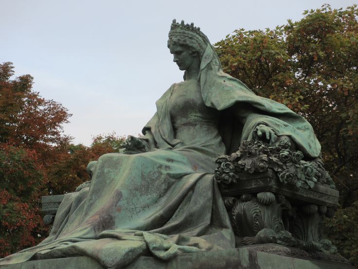 Statue of Queen Elizabeth