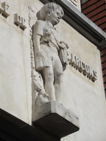 Haut-relief signalant l'entree de l'ecole de garcons