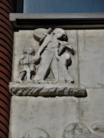 Bas-relief signalant l'entrée de l'école de garçons