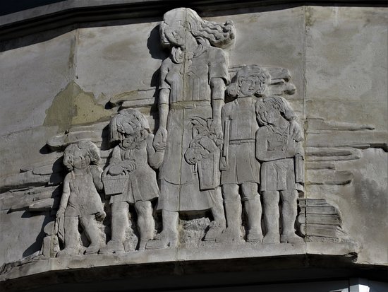 Bas-relief signalant l'entrée de l'école de filles