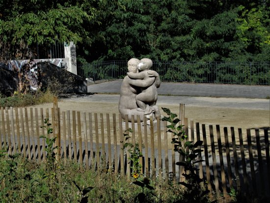 Statue representant une mere et son enfant