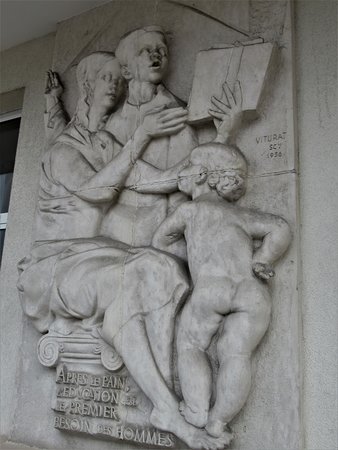 Haut-relief décorant l'entrée du groupe scolaire Paul Langevin