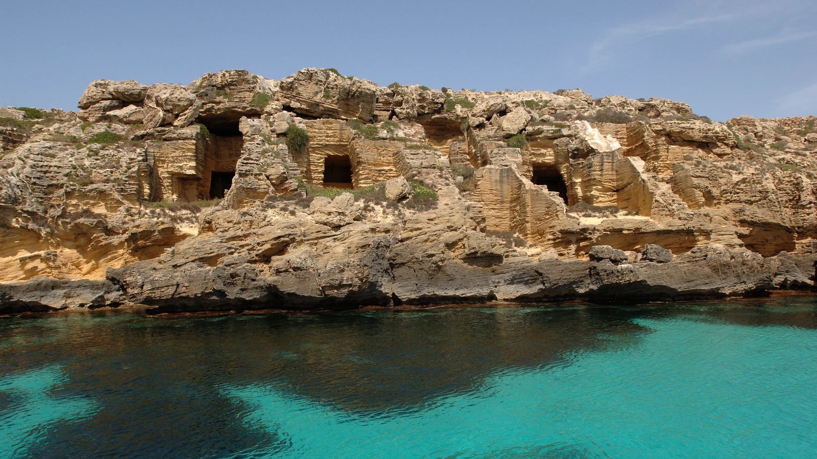 Visita alle grotte di Favignana con le barche dei pescatori