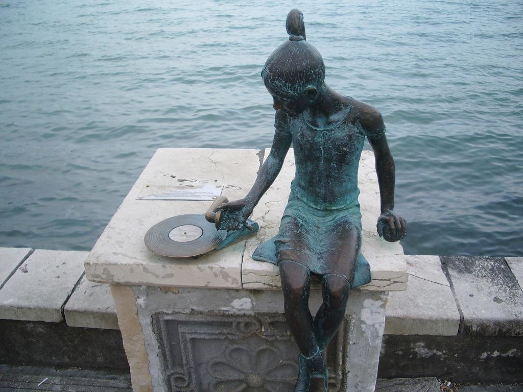 Sculpture Nika and Record Player