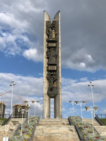 Monument Druzhba Narodov Naveki s Rossiyey