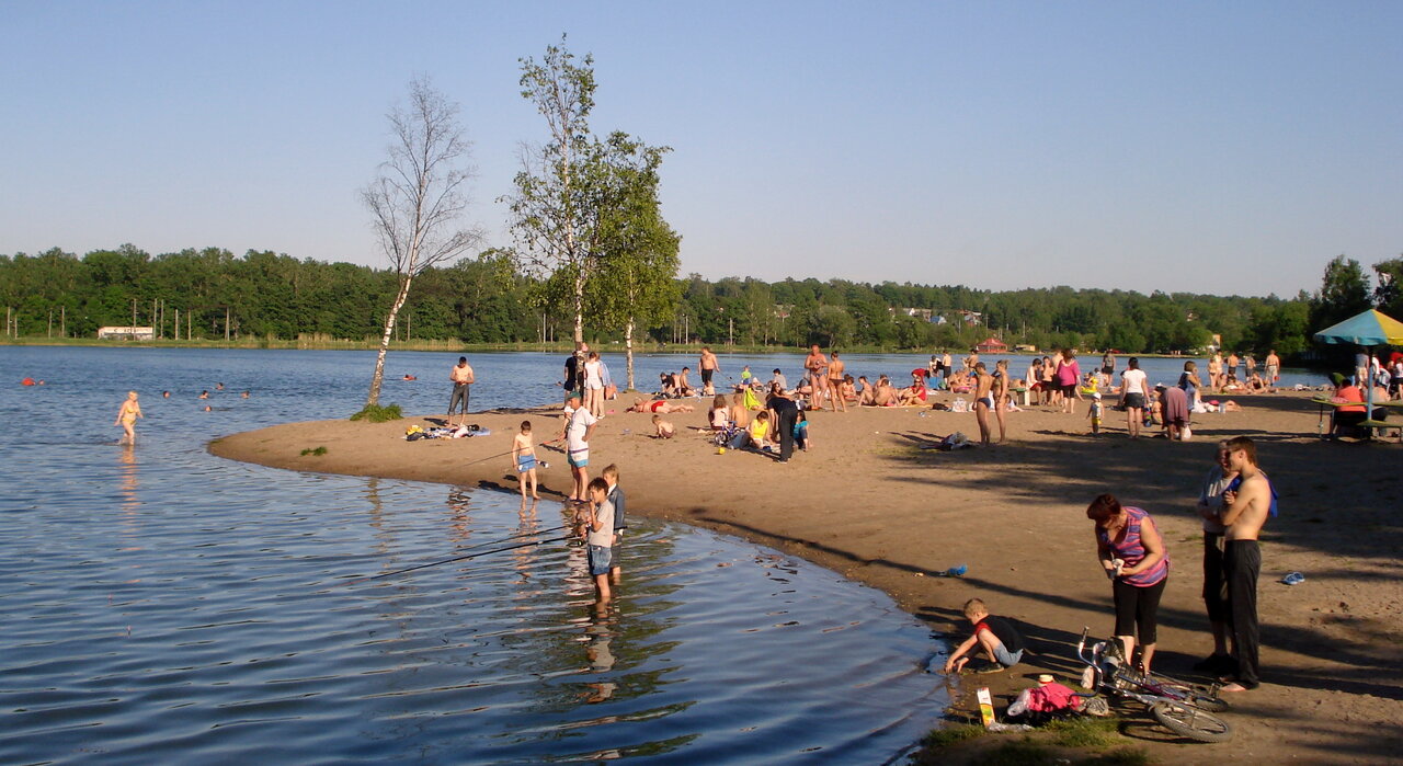 Beach on Krasnoye Lake