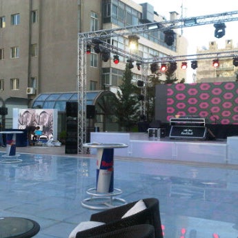 H2O Pool and Lounge