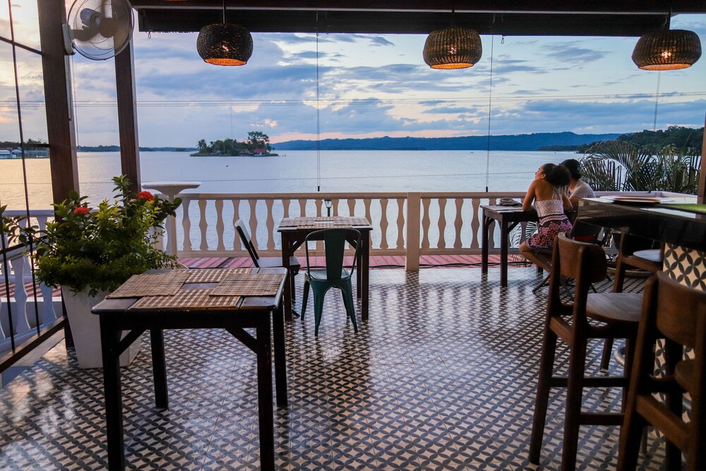 La Isla bar
