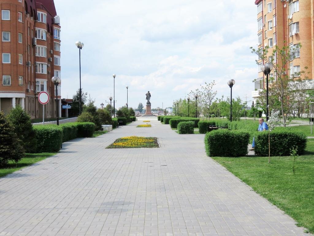 Governor Anatoliy Guzhvin's Avenue