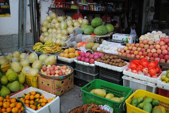 local food and produce market in Yangshuo