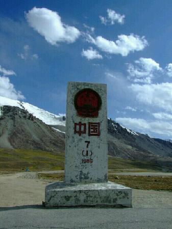 Hongqilafu Mountain Boundary Marker