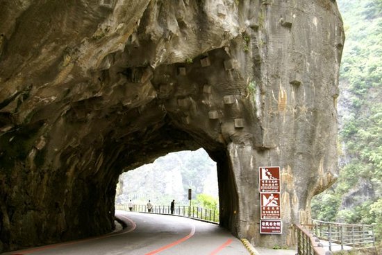 Yanzihkou Trail (Swallow Grotto)