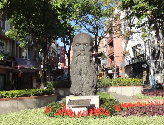 Statue De Mackay
