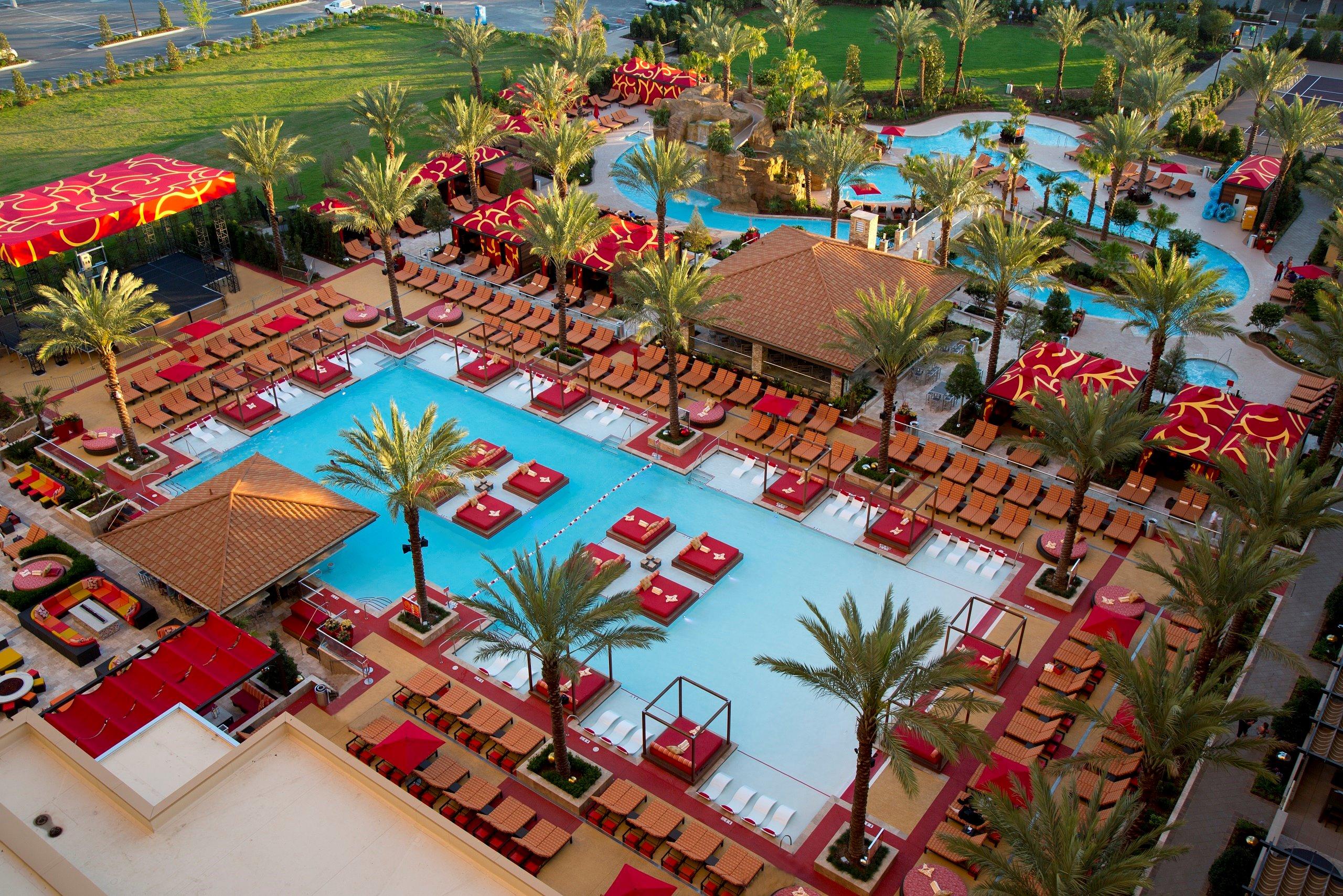 H2O Pool + Bar