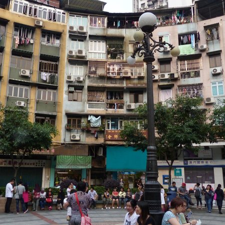 Three Lamps District