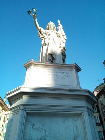 Monumento ai caduti delle X Giornate di Brescia - La Bella Italia