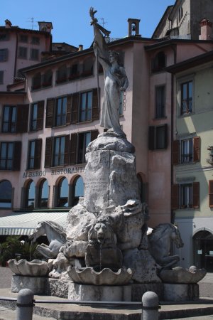 Fontana di Piazza XIII Martiri di Lovere