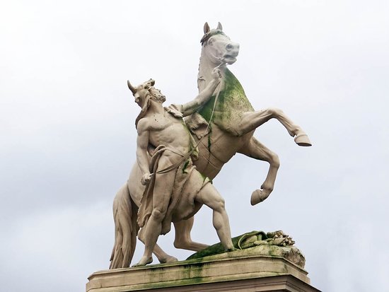 Skulpturen "Obotrit mit Pferd"