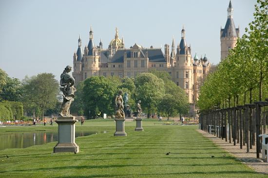 Sandsteinfiguren des sächsischen Hofbildhauers Balthasar Permoser