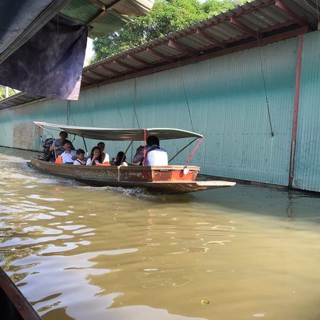 Bangnoi Floating Market