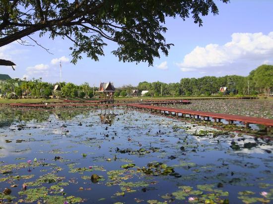 Nong Han Chaloem Phra Kiat Park