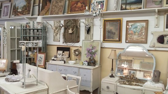 Red Queen's Attic Antiques Gifts & Collectibles