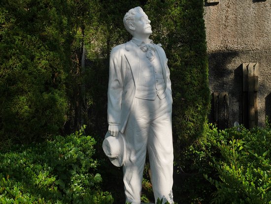 Puccini Statue