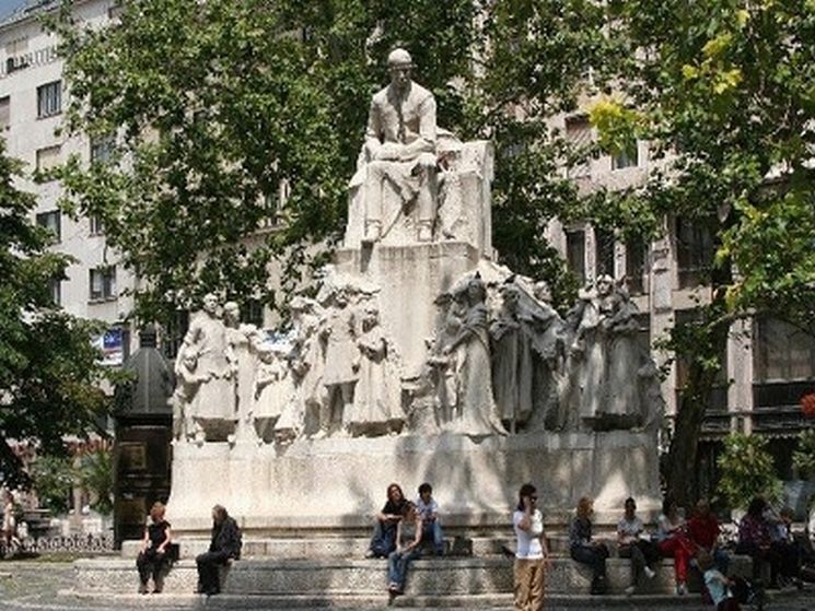 Vorosmarty Square (Vorosmarty ter)