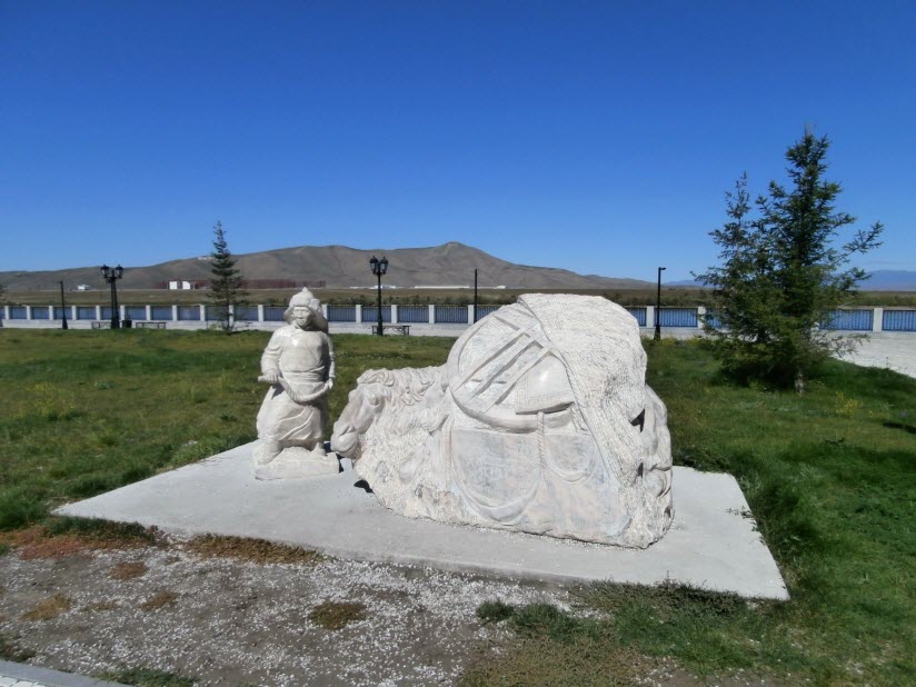 Moi Dom Sculpture