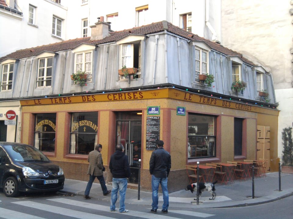 galerie 3 cerises sur une étagère