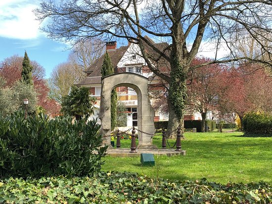 Les Vestiges du Château de Roissy-en-France