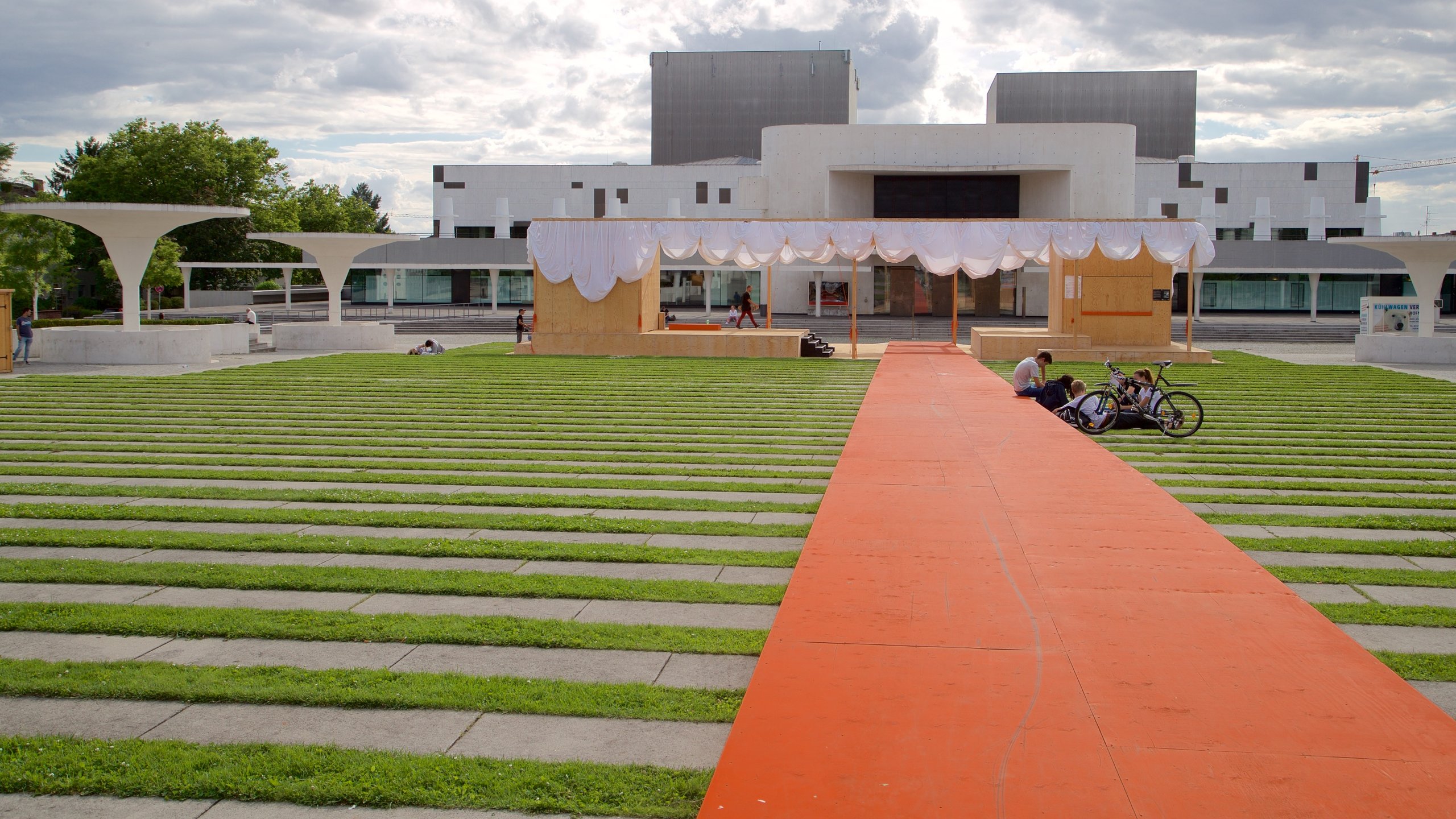 halbNeun Theater