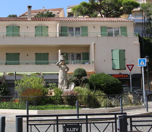 Statue la porteuse d'eau