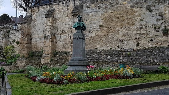 Monument à Charles François Daubigny