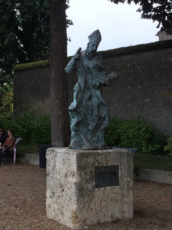 Statue de lEvêque Saint Fulbert
