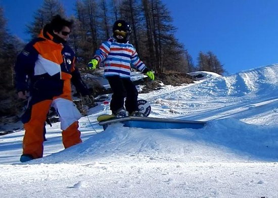 Snowmaxx Snowboard & Ski School