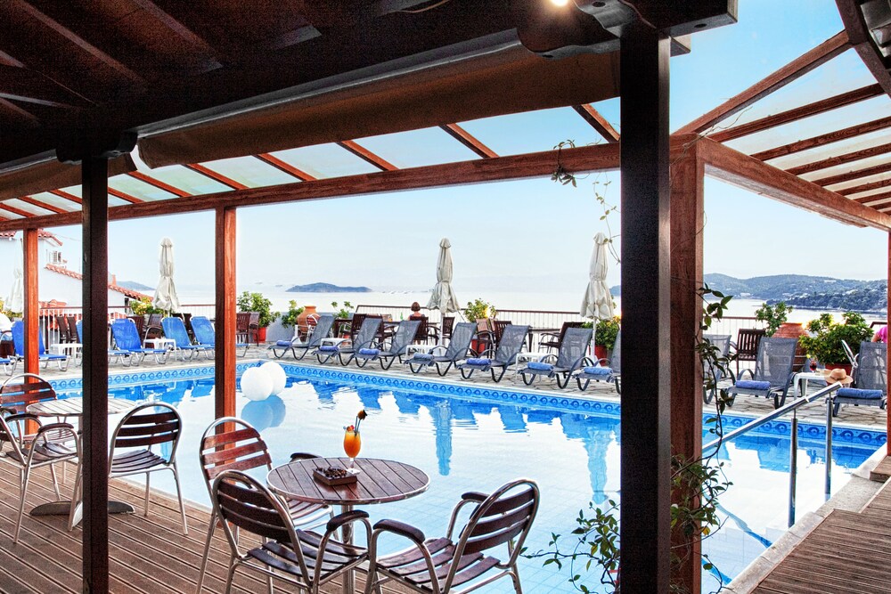 Poseidon Pool Bar