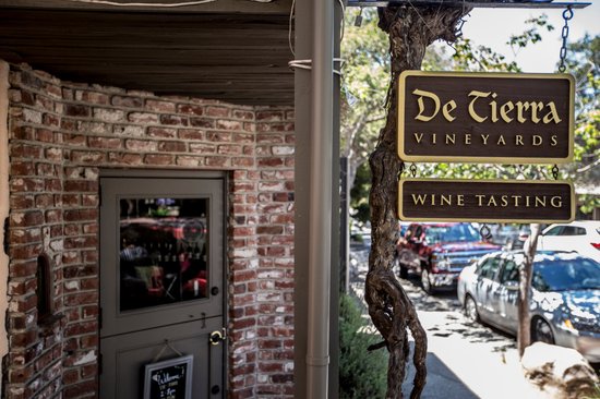 De Tierra Vineyards Tasting Room